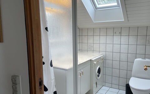 Felicia - 800M from the Sea: Flooring, Loodgieterswerkinrichting, Verdieping, Interieur Ontwerp, Badkamer, Loodgieter, Kamer, Kraan, Wasmachine, Tegel