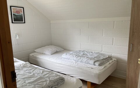 Felicia - 800M from the Sea: Hout, Flooring, Verdieping, Slaapkamer, Bed, Bedding, Kamer, Bed Frame, Laken