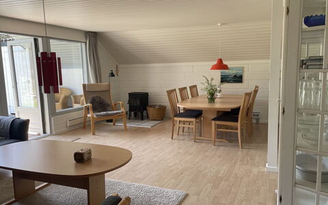 Felicia - 800M from the Sea: Meubilair, Flooring, Interieur Ontwerp, Verdieping, Hout, Plafond, Houten Vloer, Stoel, Kamer, Woonkamer