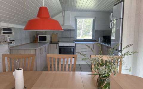 Felicia - 800M from the Sea: Meubilair, Flooring, Interieur Ontwerp, Verdieping, Hout, Plafond, Keuken, Countertop, Lichte Inrichting, Stoel