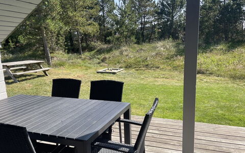 Felicia - 800M from the Sea: Hout, Meubilair, Buitenmeubels, Stoel, Buitentafel, Schaduw, Hardwood, Outdoor Structuur, Beits, Veranda