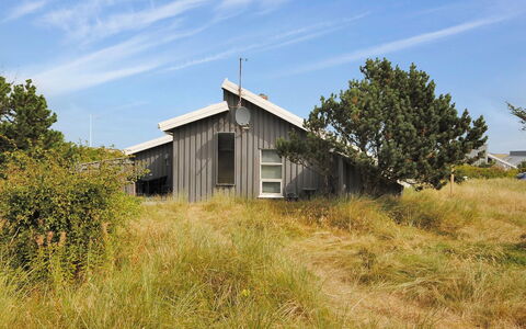 Dode - 225M from the Sea: Meubilair, Interieur Ontwerp, Stoel, Flooring, Tafel, Toevlucht, Verdieping, Plafond, Kamer, Eco Hotel