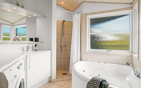 Hildburg - 1.5Km from the Sea: Interieur Ontwerp, Flooring, Loodgieterswerkinrichting, Verdieping, Plafond, Kraan, Badkamer, Loodgieter, Wastafel, Bad