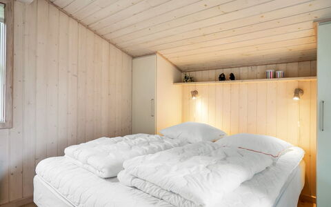 Hildburg - 1.5Km from the Sea: Hout, Slaapkamer, Bed, Interieur Ontwerp, Plafond, Verdieping, Kamer, Bedding, Laken, Meubilair