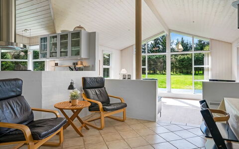 Hildburg - 1.5Km from the Sea: Interieur Ontwerp, Meubilair, Flooring, Plafond, Hout, Verdieping, Bankstel, Woonkamer, Stoel, Kamer