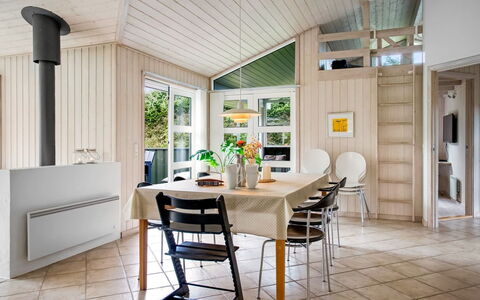 Hildburg - 1.5Km from the Sea: Meubilair, Interieur Ontwerp, Flooring, Verdieping, Hout, Plafond, Stoel, Lichte Inrichting, Houten Vloer, Keuken