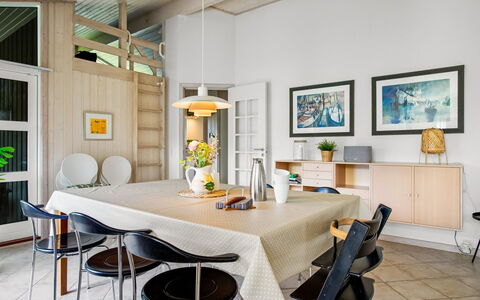 Hildburg - 1.5Km from the Sea: Meubilair, Interieur Ontwerp, Stoel, Flooring, Verdieping, Lichte Inrichting, Tafel, Hout, Plafond, Eetkamer