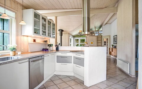 Hildburg - 1.5Km from the Sea: Keuken, Countertop, Interieur Ontwerp, Hout, Flooring, Plafond, Cabinetry, Lichte Inrichting, Toestel Van De Keuken, Meubilair