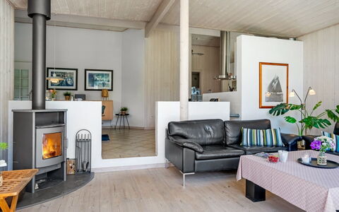 Hildburg - 1.5Km from the Sea: Flooring, Verdieping, Interieur Ontwerp, Hout, Meubilair, Plafond, Houten Vloer, Kamer, Verlichting, Woonkamer