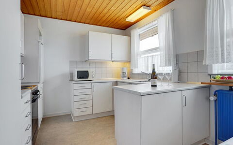 Otte - 500M from the Sea: Keuken, Flooring, Verdieping, Hout, Interieur Ontwerp, Countertop, Major Appliance, Plafond, Toestel Van De Keuken, Cabinetry