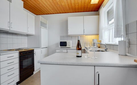 Otte - 500M from the Sea: Flooring, Keuken, Hout, Interieur Ontwerp, Countertop, Verdieping, Plafond, Cabinetry, Major Appliance, Kamer