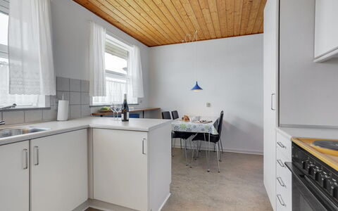 Otte - 500M from the Sea: Keuken, Interieur Ontwerp, Flooring, Countertop, Plafond, Hout, Verdieping, Meubilair, Toestel Van De Keuken, Cabinetry