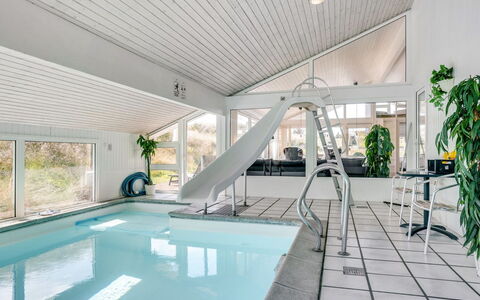 Nilson - 1.4Km from the Sea: Meubilair, Interieur Ontwerp, Stoel, Flooring, Tafel, Toevlucht, Verdieping, Plafond, Kamer, Eco Hotel