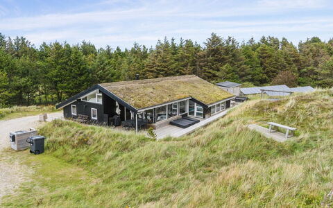 Nilson - 1.4Km from the Sea: Meubilair, Interieur Ontwerp, Stoel, Flooring, Tafel, Toevlucht, Verdieping, Plafond, Kamer, Eco Hotel
