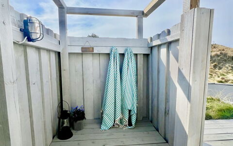 Nilson - 1.4Km from the Sea: Hout, Dak, Huis, Verblijf, Deur, Huis, Siding, Land Lot, Garden Gebouwen, Schuur