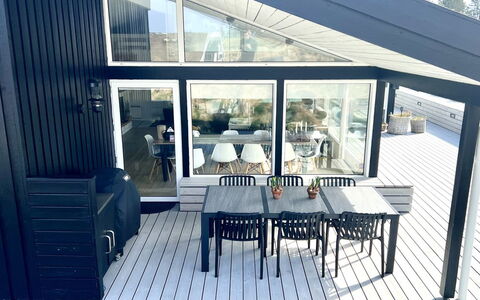 Nilson - 1.4Km from the Sea: Hout, Dak, Huis, Verblijf, Deur, Huis, Siding, Land Lot, Garden Gebouwen, Schuur