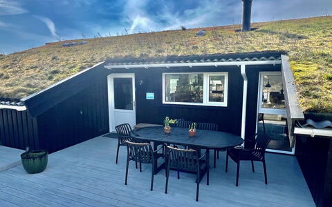 Nilson - 1.4Km from the Sea: Hout, Dak, Huis, Verblijf, Deur, Huis, Siding, Land Lot, Garden Gebouwen, Schuur