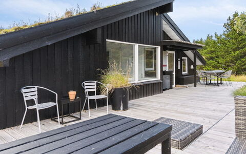 Nilson - 1.4Km from the Sea: Hout, Dak, Huis, Verblijf, Deur, Huis, Siding, Land Lot, Garden Gebouwen, Schuur