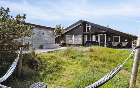 Nilson - 1.4Km from the Sea: Meubilair, Interieur Ontwerp, Stoel, Flooring, Tafel, Toevlucht, Verdieping, Plafond, Kamer, Eco Hotel