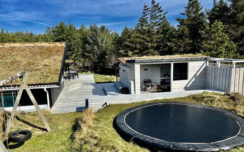 Nilson - 1.4Km from the Sea: Verblijf, Backyard, Werf, Garden Gebouwen, Schuur, Siding, Buitenmeubels, Blokhut, Outdoor Structuur, Keet