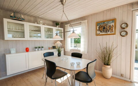 Diuri - 400M from the Sea: Meubilair, Interieur Ontwerp, Flooring, Hout, Plafond, Lichte Inrichting, Verdieping, Tafel, Keuken En Eettafel, Eetkamer