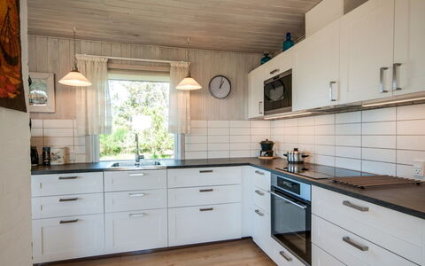 Diuri - 400M from the Sea: Keuken, Countertop, Hout, Flooring, Cabinetry, Toestel Van De Keuken, Interieur Ontwerp, Huis, Verdieping, Lade