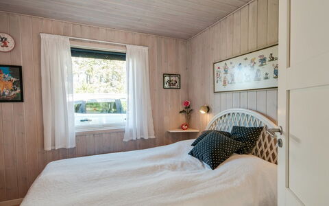 Diuri - 400M from the Sea: Slaapkamer, Bed, Laken, Hout, Bedding, Interieur Ontwerp, Meubilair, Plafond, Verdieping, Flooring
