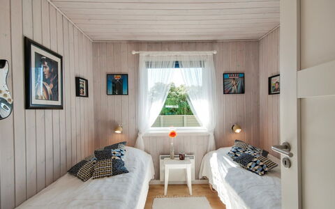 Diuri - 400M from the Sea: Interieur Ontwerp, Hout, Slaapkamer, Flooring, Verdieping, Plafond, Bed, Meubilair, Kamer, Laken