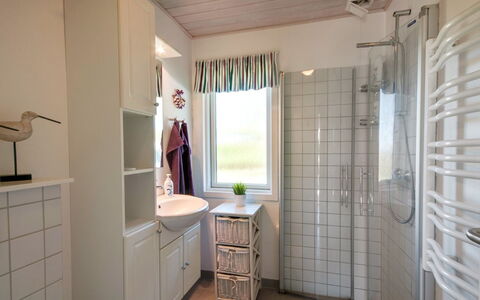 Diuri - 400M from the Sea: Interieur Ontwerp, Flooring, Verdieping, Kamer, Plafond, Loodgieterswerkinrichting, Loodgieter, Wastafel, Tegel, Lichte Inrichting