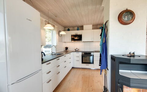 Diuri - 400M from the Sea: Keuken, Countertop, Flooring, Toestel Van De Keuken, Hout, Interieur Ontwerp, Major Appliance, Cabinetry, Meubilair, Houten Vloer