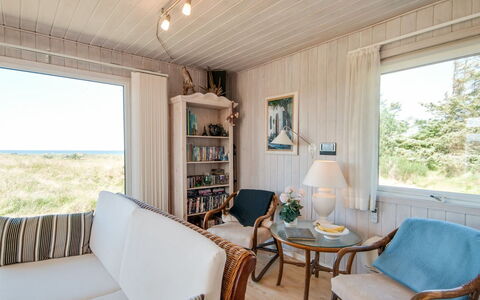 Diuri - 400M from the Sea: Meubilair, Hout, Interieur Ontwerp, Plafond, Verdieping, Huis, Kamer, Stoel, Woonkamer, Hardwood