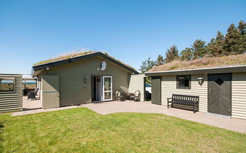 Diuri - 400M from the Sea: Huis, Dak, Huis, Siding, Verblijf, Werf, Gazon, Landgoed, Schaduw, Tuin