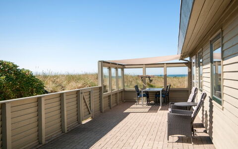 Diuri - 400M from the Sea: Hout, Meubilair, Verdieping, Veranda, Dek, Beits, Deur, Buitenmeubels, Schaduw, Hardwood