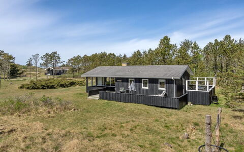 Melisande - 950M from the Sea: Dak, Huis, Land Lot, Huis, Verblijf, Landgoed, Garden Gebouwen, Schaduw, Blokhut, Landscaping