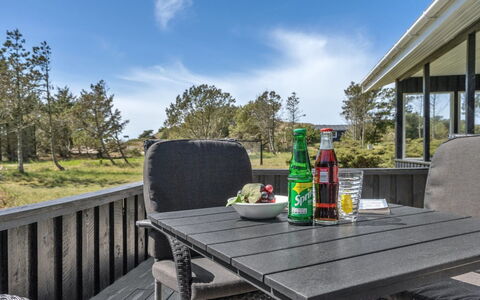 Melisande - 950M from the Sea: Dak, Huis, Land Lot, Huis, Verblijf, Landgoed, Garden Gebouwen, Schaduw, Blokhut, Landscaping