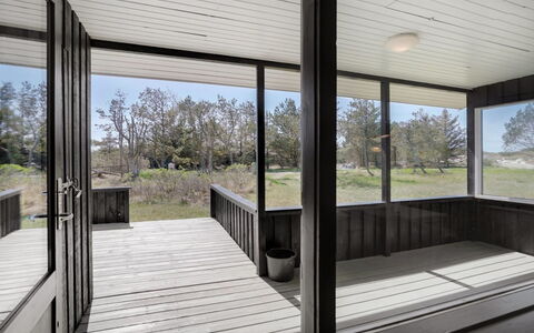Melisande - 950M from the Sea: Dak, Huis, Land Lot, Huis, Verblijf, Landgoed, Garden Gebouwen, Schaduw, Blokhut, Landscaping