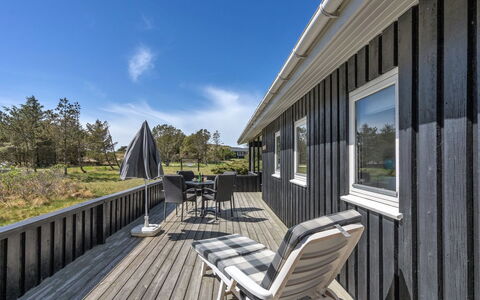 Melisande - 950M from the Sea: Dak, Huis, Land Lot, Huis, Verblijf, Landgoed, Garden Gebouwen, Schaduw, Blokhut, Landscaping
