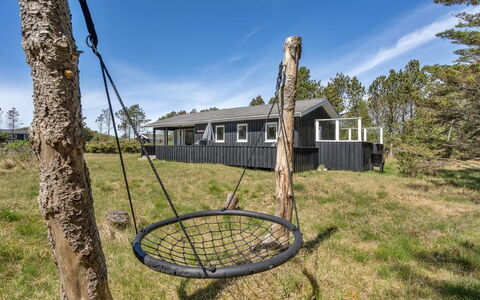 Melisande - 950M from the Sea: Dak, Huis, Land Lot, Huis, Verblijf, Landgoed, Garden Gebouwen, Schaduw, Blokhut, Landscaping