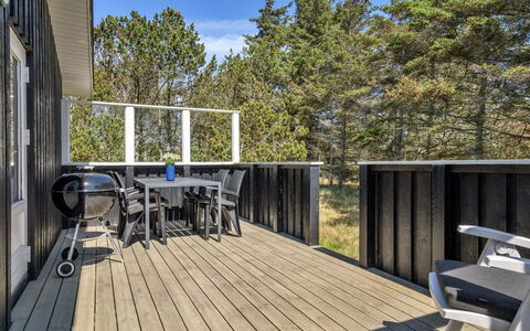 Melisande - 950M from the Sea: Dak, Huis, Land Lot, Huis, Verblijf, Landgoed, Garden Gebouwen, Schaduw, Blokhut, Landscaping