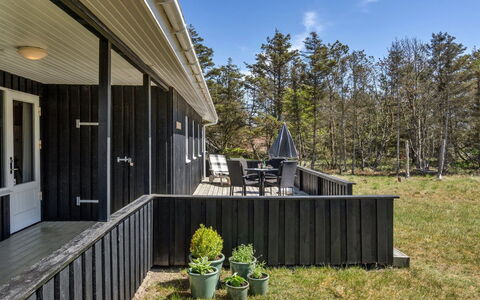 Melisande - 950M from the Sea: Dak, Huis, Land Lot, Huis, Verblijf, Landgoed, Garden Gebouwen, Schaduw, Blokhut, Landscaping
