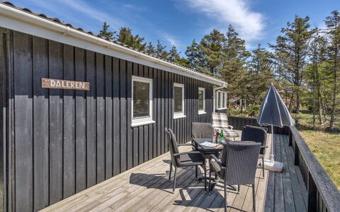 Melisande - 950M from the Sea: Dak, Huis, Land Lot, Huis, Verblijf, Landgoed, Garden Gebouwen, Schaduw, Blokhut, Landscaping