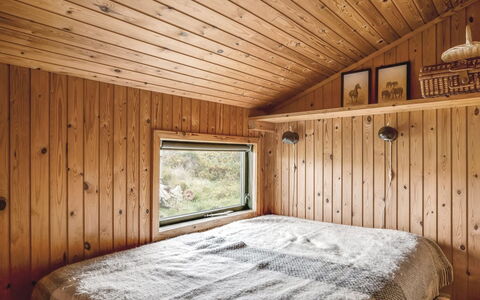 Hunved - 500M from the Sea: Slaapkamer, Hout, Interieur Ontwerp, Plafond, Flooring, Bed, Verdieping, Laken, Bedding, Kamer