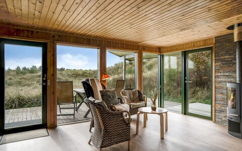 Hunved - 500M from the Sea: Hout, Meubilair, Houten Vloer, Plafond, Hardwood, Stoel, Beits, Plank, Veranda, Verblijf
