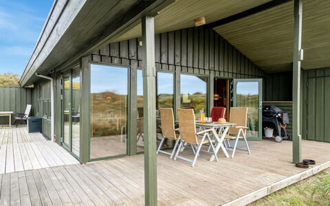 Hunved - 500M from the Sea: Hout, Veranda, Verblijf, Siding, Plank, Schaduw, Hardwood, Garden Gebouwen, Schuur, Landgoed