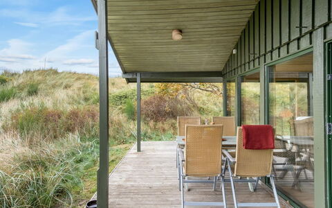 Hunved - 500M from the Sea: Hout, Veranda, Deur, Meubilair, Dek, Plafond, Hardwood, Schaduw, Stoel, Verblijf
