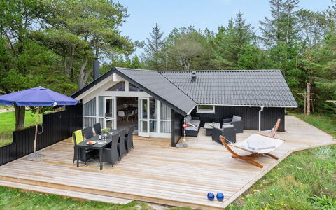 Varpu - 1.6Km from the Sea: Huis, Huis, Deur, Dak, Verblijf, Landgoed, Tuin, Schaduw, Siding, Werf