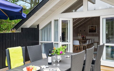 Varpu - 1.6Km from the Sea: Huis, Huis, Deur, Dak, Verblijf, Landgoed, Tuin, Schaduw, Siding, Werf