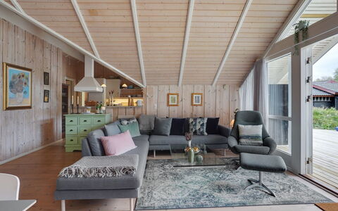 Varpu - 1.6Km from the Sea: Huis, Huis, Deur, Dak, Verblijf, Landgoed, Tuin, Schaduw, Siding, Werf