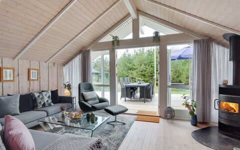 Varpu - 1.6Km from the Sea: Huis, Huis, Deur, Dak, Verblijf, Landgoed, Tuin, Schaduw, Siding, Werf