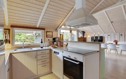 Varpu - 1.6Km from the Sea: Huis, Huis, Deur, Dak, Verblijf, Landgoed, Tuin, Schaduw, Siding, Werf